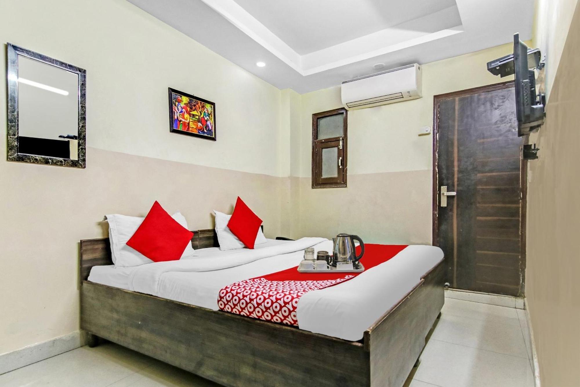 Super Hotel O Royal Green New Delhi Bagian luar foto