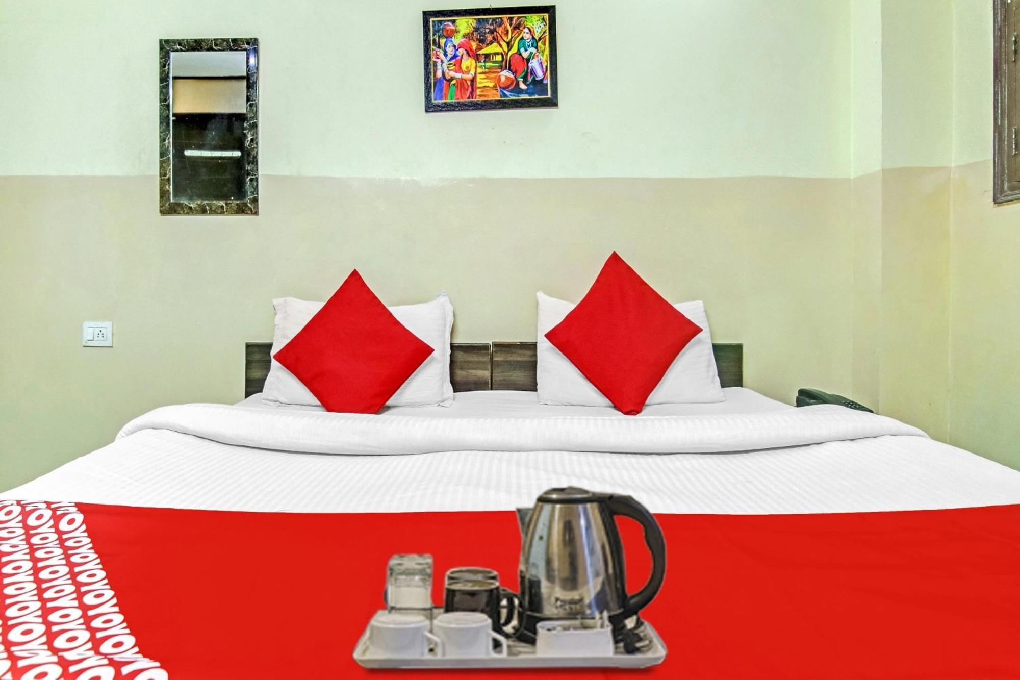 Super Hotel O Royal Green New Delhi Bagian luar foto