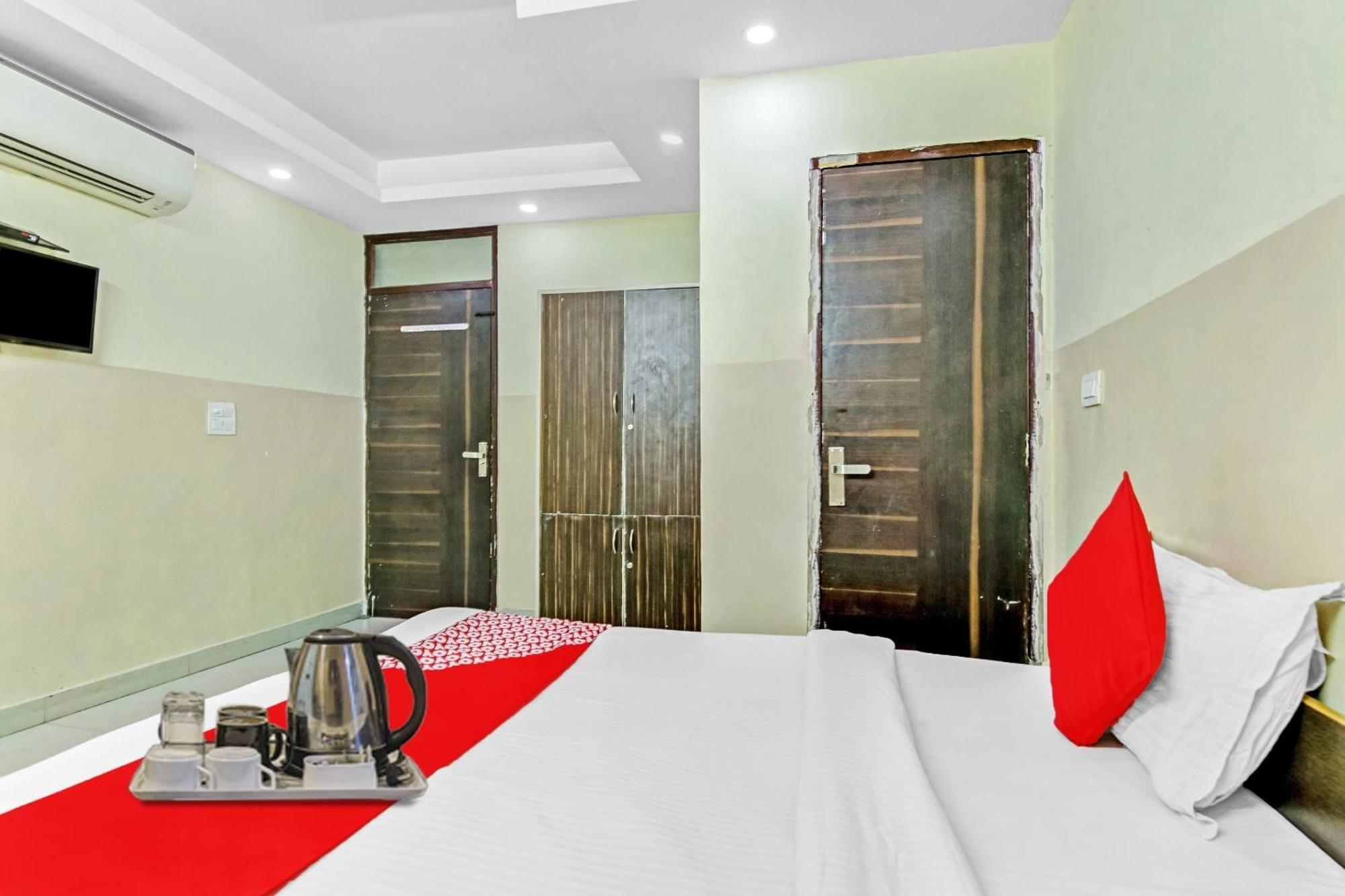 Super Hotel O Royal Green New Delhi Bagian luar foto