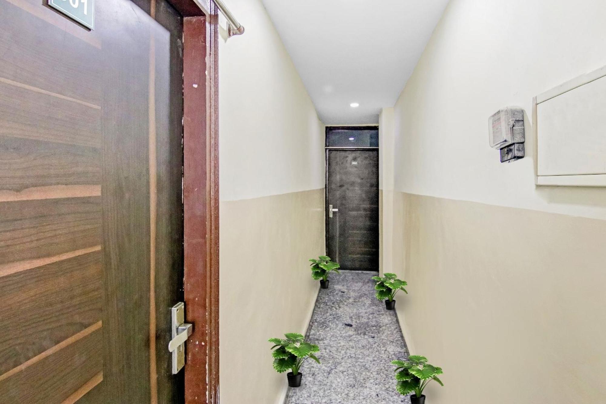 Super Hotel O Royal Green New Delhi Bagian luar foto