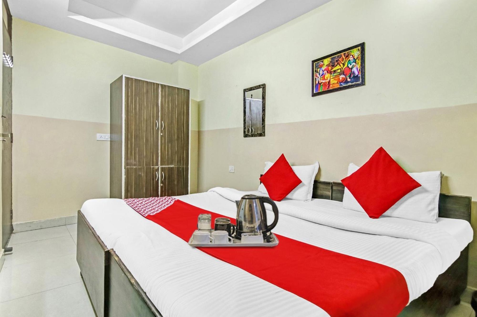Super Hotel O Royal Green New Delhi Bagian luar foto