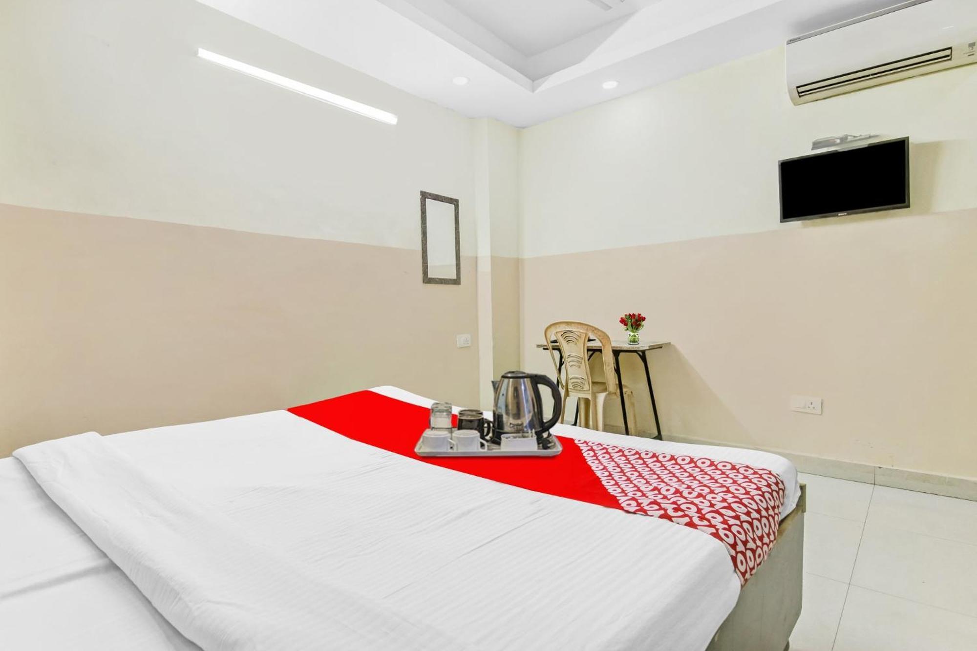 Super Hotel O Royal Green New Delhi Bagian luar foto